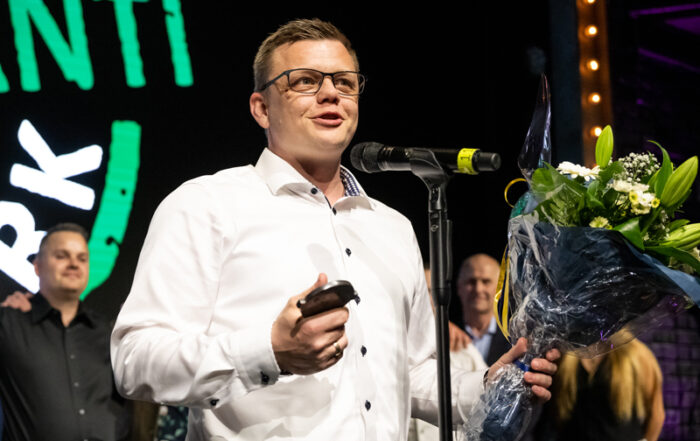 Egon Olsen modtager prisen som årets håndværker i kategorien Årets Tømrer 50+ ansatte