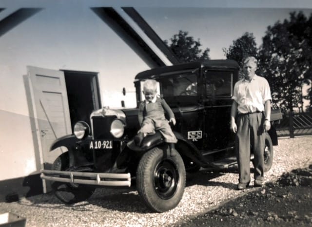Egon Olsen 100 år - Første firmabil, med Egon Olsen til højre (ca. 1955)